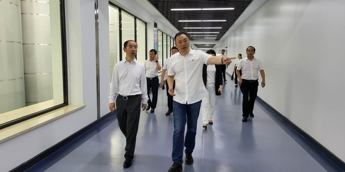 吉大二院派出醫(yī)院最頂尖的國家級、省級優(yōu)勢學科帶頭人專家團隊在縣委副書記、縣長金桂英的陪同下蒞臨好記公司參觀